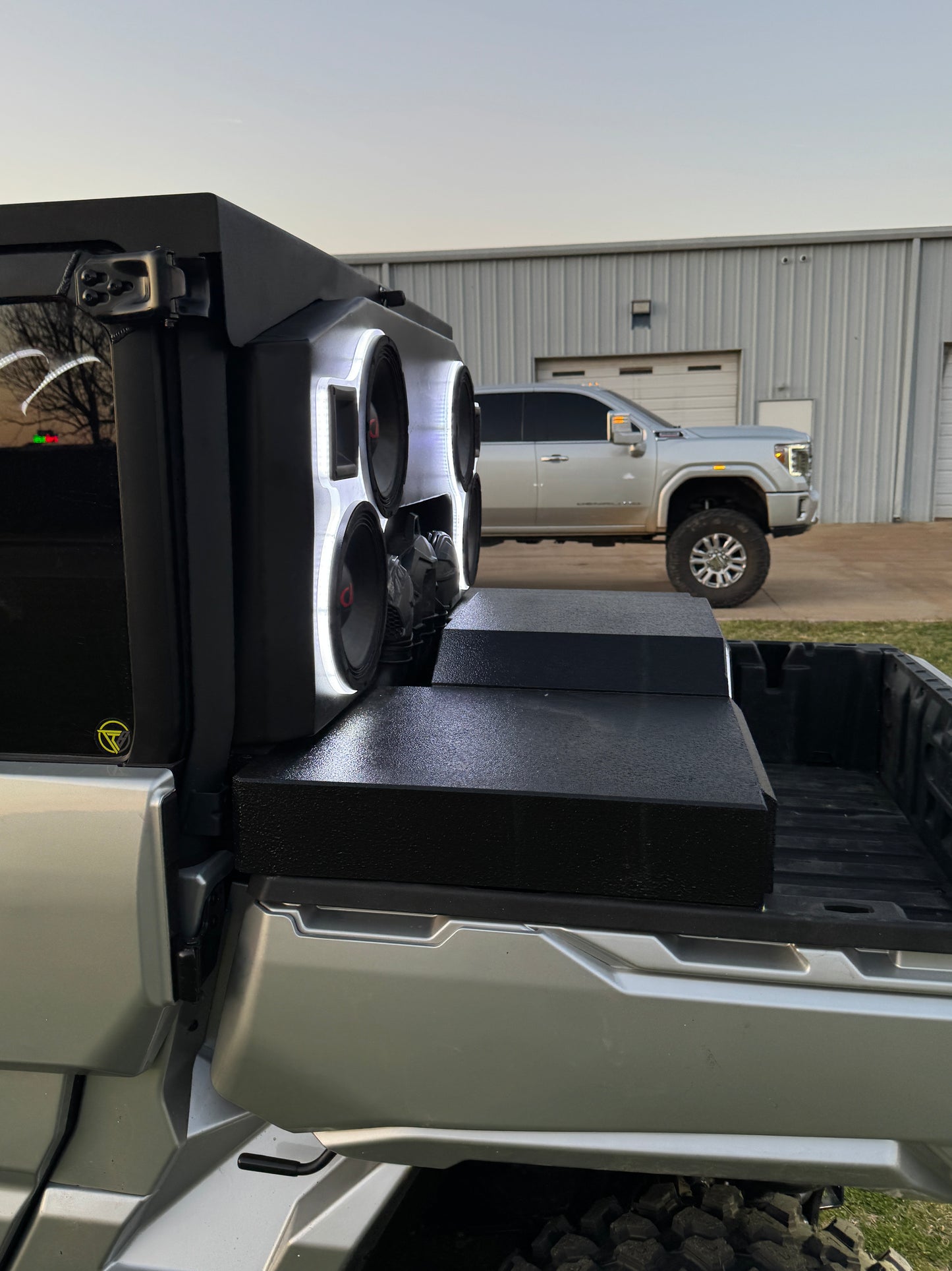 DEFENDER REAR WINDOW STUNT WALL